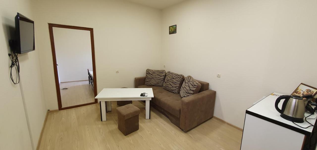 יירבאן Tempus Hotel-Hostel מראה חיצוני תמונה